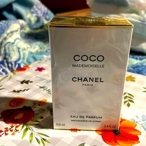 COCO Mademoiselle CHANEL Paris